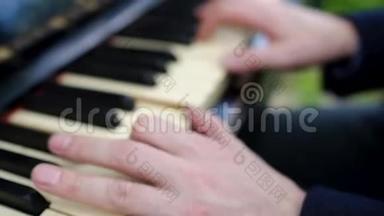把人的<strong>手举</strong>起来弹钢琴。